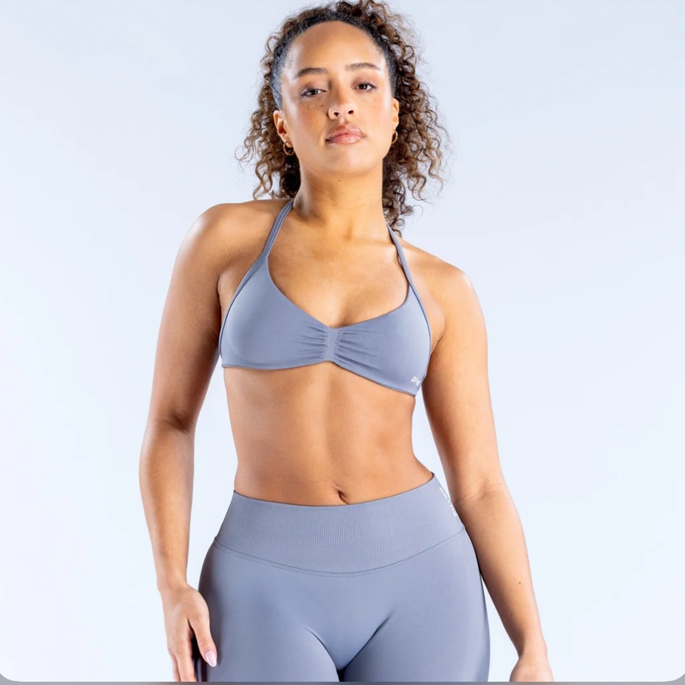 Gray Minimalist Sports Bra with Seamless Design